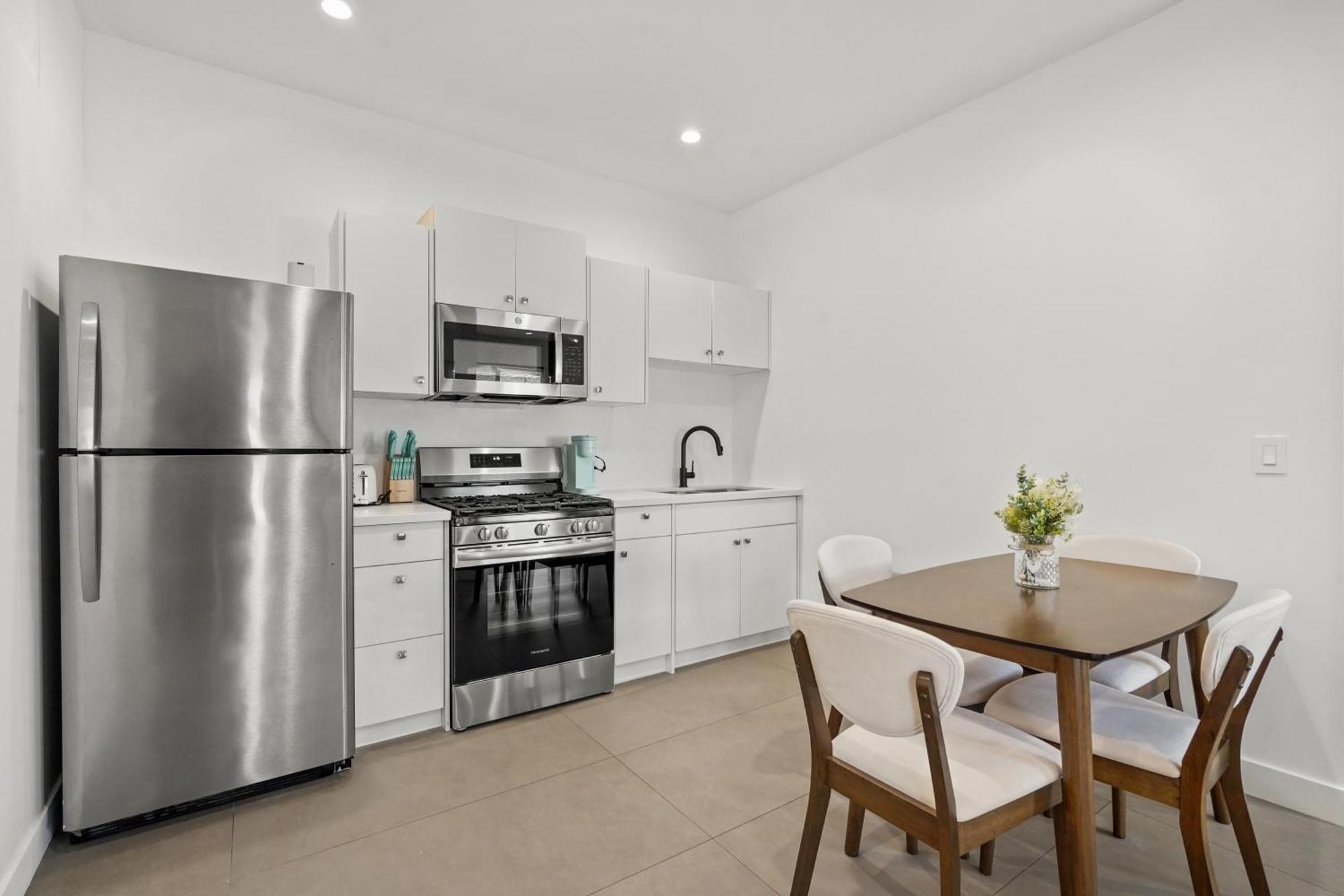 Private Cozy Guest House, King Bed, Parking, Pet Friendly Near Penmar Golf Course! Los Ángeles