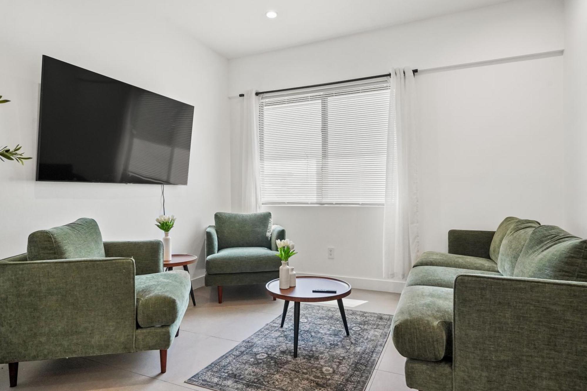 Private Cozy Guest House, King Bed, Parking, Pet Friendly Near Penmar Golf Course! Сasa de vacaciones